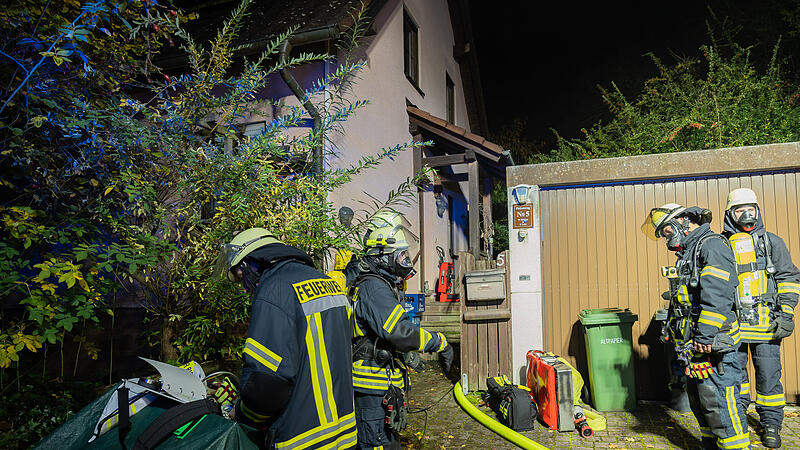 Wintergarten am Wohnhaus in Brand - Feuerwehr rettet zwei schwerverletzte Bewohner
