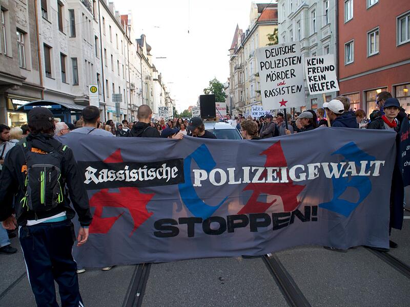 Demo nach Polizeischuss auf Schüler mit Softair-Waffe Demo nach Polizeischuss auf Schüler mit Softair-Waffe