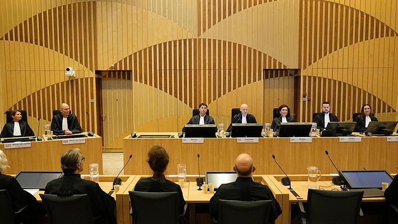 Die fünf Richter um den Vorsitzenden Hendrik Steenhuis (4. v.r.) sahen es als erwiesen an, dass drei der Angeklagten für den Einsatz der Flugabwehrrakete verantwortlich waren, welche  Flug MH17 getroffen hatte.
