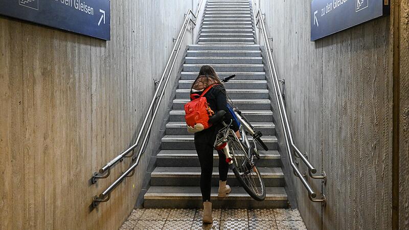 Der Aufzug am Bahnhof Breiteng&uuml;&szlig;bach ist seit Monaten defekt. Die Gleise sind nur &uuml;ber die Treppen zu erreichen.