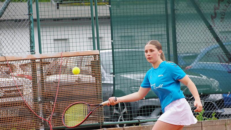 Zum 6:3-Heimsieg der Damen des TV Wallenfels gegen Eckersdorf steuerte die junge Nikita Kossatz mit dem Gewinn ihres Einzels und des Doppels (mit Shirin Weiß) zwei Zähler bei. Zum 6:3-Heimsieg der Damen des TV Wallenfels gegen Eckersdorf steuerte die junge Nikita Kossatz mit dem Gewinn ihres Einzels und des Doppels (mit Shirin Weiß) zwei Zähler bei.