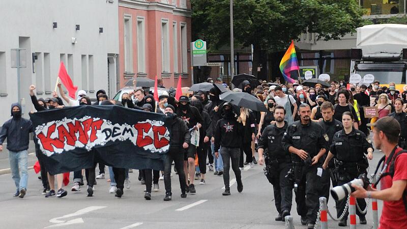 Laut Polizeiangaben nahmen 150 Menschen an der Anti-CC-Demonstration in Coburg teil – zumindest, bis das Regen-Chaos ausbrach. Laut Polizeiangaben nahmen 150 Menschen an der Anti-CC-Demonstration in Coburg teil – zumindest, bis das Regen-Chaos ausbrach.