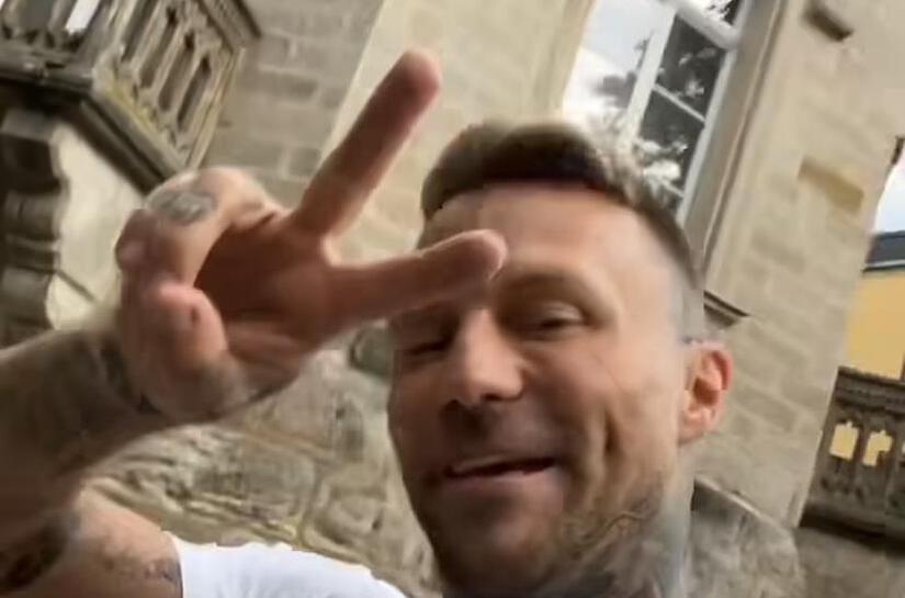 Vor seinem Konzert auf dem Schlossplatz in Coburg unternahm der Rapper Kontra K am Samstag eine Joggingrunde durch die Stadt.