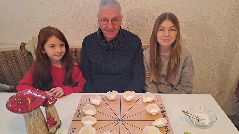 Kurt Markert und seine beiden &bdquo;Garten-Schicksalsg&ouml;ttinnen&ldquo;, seine Enkelinnen Marie (links) und Lina, befragen seit Jahren schon das Zwiebelorakel. Einst ein ganz normaler traditioneller Brauch im oberfr&auml;nkischen Raum.