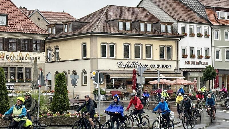 Über den Marktplatz in Bad Königshofen radelte die Truppe in Richtung Fritz-Steigerwald-Radweg. Über den Marktplatz in Bad Königshofen radelte die Truppe in Richtung Fritz-Steigerwald-Radweg.