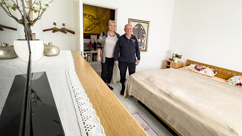 Susanne Werner und Alfons Hrubesch zeigen ein Zimmer, in dem hilfesuchende Frauen in Notfällen unterkommen können.