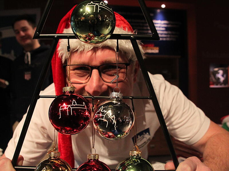 Plassenburg-Kugeln zum Fest der Liebe verkaufte der Verein "Freunde der Plassenburg" mit Vorsitzenden Peter Weith (im Bild).