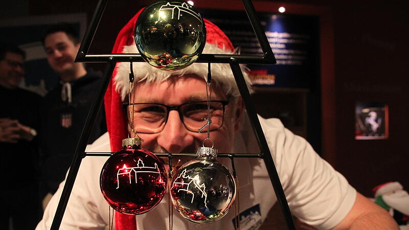 Plassenburg-Kugeln zum Fest der Liebe verkaufte der Verein "Freunde der Plassenburg" mit Vorsitzenden Peter Weith (im Bild).