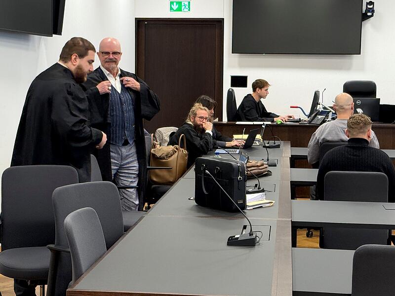 Kopfschuss Die beiden Angeklagten im sogenannten Kopfschuss-Prozess mit ihren Verteidigern.