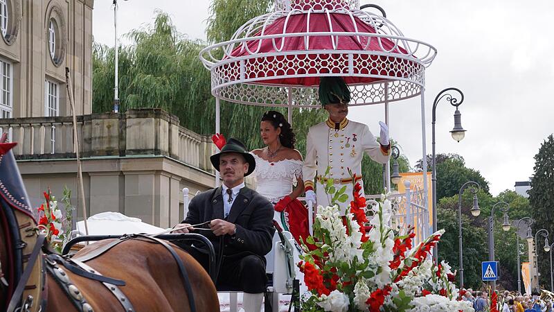 Kaiserin Sisi und Kaiser Franz Joseph (Nadja Keller und Rolf Matthes) gr&uuml;&szlig;ten beim Festzug in die Menge.