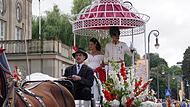 Kaiserin Sisi und Kaiser Franz Joseph (Nadja Keller und Rolf Matthes) gr&uuml;&szlig;ten beim Festzug in die Menge.