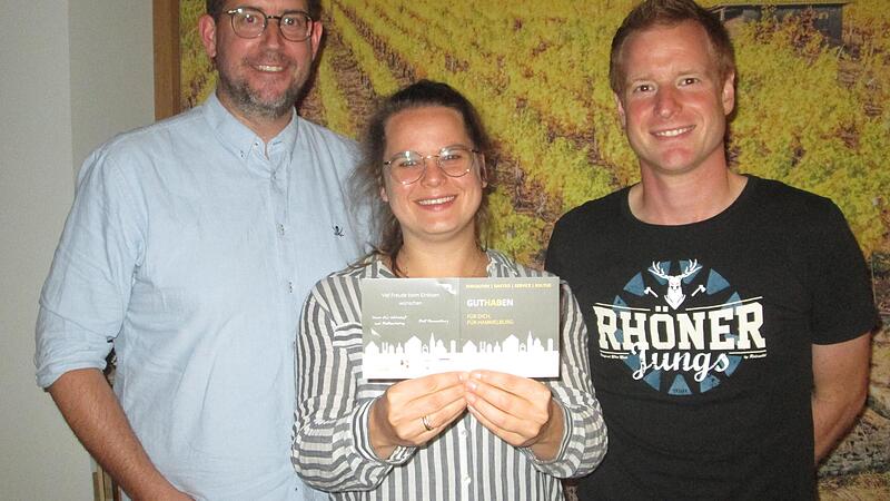 Die GutHABen-Karte des Vereins für Wirtschaft und Stadtmarketing Hammelburg ist offensichtlich ein Verkaufsschlager geworden, wie die Vorstandsmitglieder (von links) Sebastian Kleinhenz, Julia Keidel und Stefan Thoma berichteten.