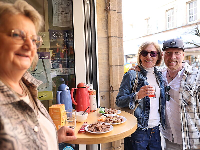 Verkaufsoffener Sonntag in Kulmbach: Birgit Igler schenkt verschiedene Sorten Tee im Weltladen aus und bewirtet die Kunden mit Powerriegeln. Das kommt nicht nur bei Gabi und Markus Schoberth aus Bamberg an.
