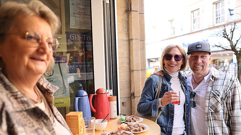 Verkaufsoffener Sonntag in Kulmbach: Birgit Igler schenkt verschiedene Sorten Tee im Weltladen aus und bewirtet die Kunden mit Powerriegeln. Das kommt nicht nur bei Gabi und Markus Schoberth aus Bamberg an.