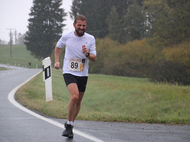 Trotz nasskaltem Herbstwetter lie&szlig;en sich die Sportler den Spa&szlig;  beim 38. Frankenwaldlauf der LG Ludwigschorgast nicht vermiesen.