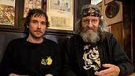 Am sogenannten „Künstler-Stammtisch“ sitzen Pizzini-Geschäftsführer Denny Thasler (links) und Inhaber Christoph Mück.