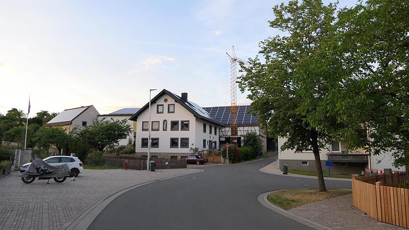Der Dorfplatz wurde vor einigen Jahren neu gestaltet. Der Dorfplatz wurde vor einigen Jahren neu gestaltet.