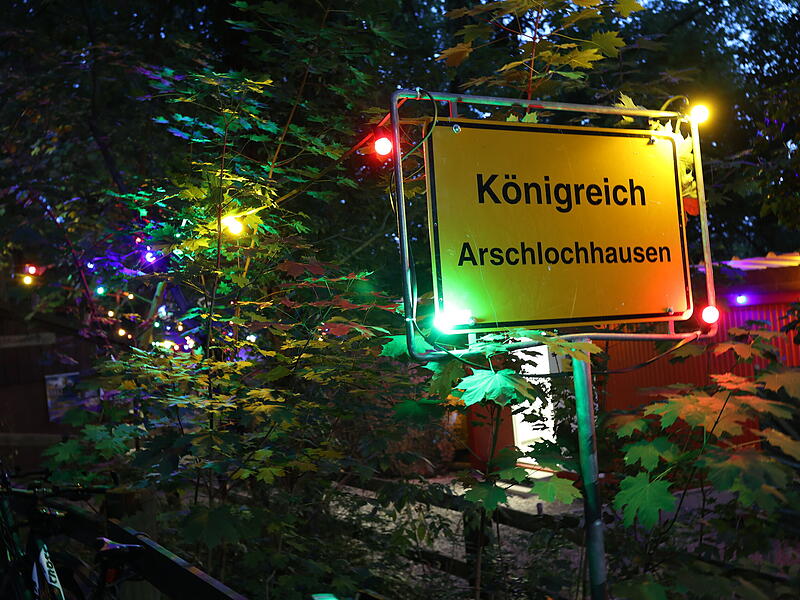 Arschlochhausen gibt es nur drei Tage lang. Dann kehrt wieder für ein Jahr Ruhe ein. Arschlochhausen gibt es nur drei Tage lang. Dann kehrt wieder für ein Jahr Ruhe ein.