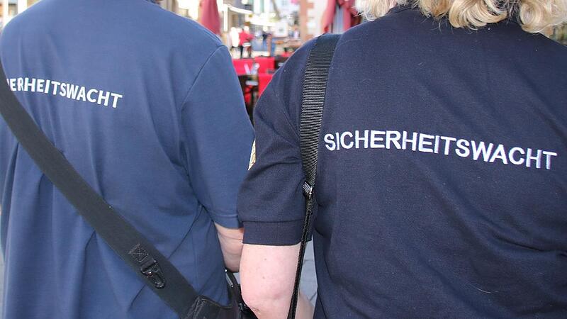 Angehörige einer Sicherheitswacht in Franken. Die Haßfurter Sicherheitswacht konnte einige Mitarbeiter, die ausgeschieden sind, mit neuem Personal nachbesetzen.
