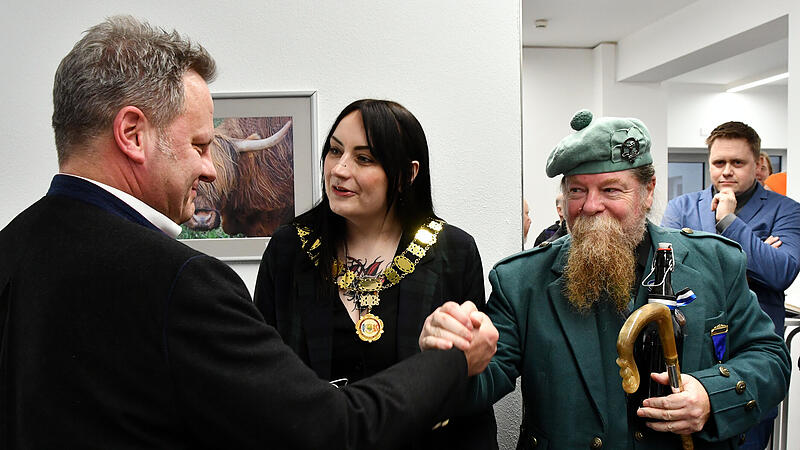 Hochkarätige Fotoausstellung -Schottische Highlights- in der VHS Kulmbach Mit Jim Todd und Claire Dyson konnte Oberbürgermeister Ingo Lehmann zwei hochkarätige Vertreter aus Kulmbachs schottischer Partnerstadt Kilmarnock begrüßen.