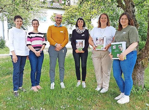 Die Teilnehmer des Coachings Seniorenverpflegung aus Oberfranken (v. l.): Christa Reinert-Heinz (AELF Bayreuth-Münchberg), Johanna Köllen (AELF Bayreuth-Münchberg), Carlo Rothammel und Wibke Stier (Awo-Seniorenzentrum Rödental), Marina Reinhardt (... Die Teilnehmer des Coachings Seniorenverpflegung aus Oberfranken (v. l.): Christa Reinert-Heinz (AELF Bayreuth-Münchberg), Johanna Köllen (AELF Bayreuth-Münchberg), Carlo Rothammel und Wibke Stier (Awo-Seniorenzentrum Rödental), Marina Reinhardt (...