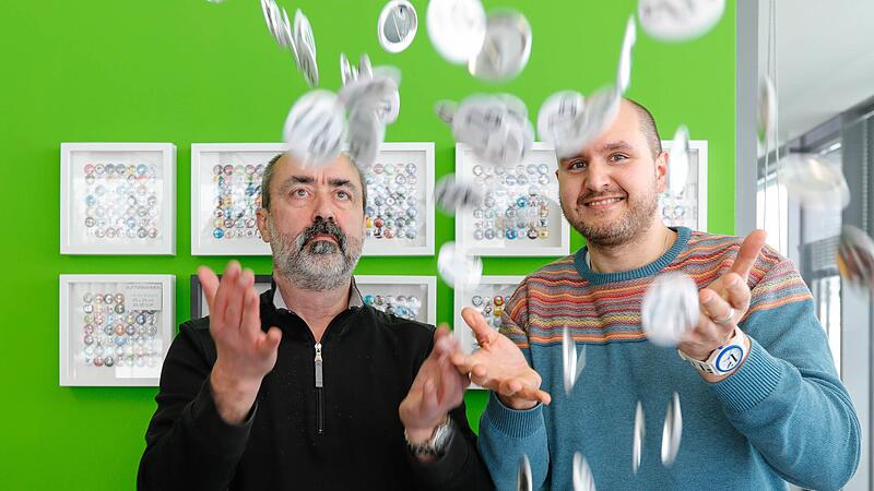 Im Button-Fieber: Bernd Albrecht (links) und Steffen Bernhardt.