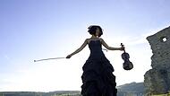 Tianwa Yang hat seit 2018 eine Professur an der Hochschule f&uuml;r Musik in W&uuml;rzburg inne und wurde bei der Vergabe der begehrten Opus- Klassik-Preise 2022 zur Instrumentalistin des Jahres gek&uuml;rt.
