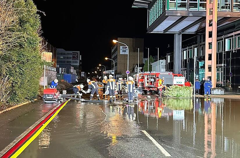 Auf Höhe der Firma Flatex war die E-C-Baumann-Straße am Samstag überflutet. Feuerwehr und Technisches Hilfswerk waren vor Ort im Einsatz.