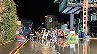 Auf Höhe der Firma Flatex war die E-C-Baumann-Straße am Samstag überflutet. Feuerwehr und Technisches Hilfswerk waren vor Ort im Einsatz.