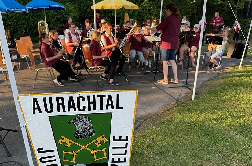 Einen beschwingten Sommernachmittag zum Jubiläum 50 Jahre bot die Jugendkapelle Aurachtal. Einen beschwingten Sommernachmittag zum Jubiläum 50 Jahre bot die Jugendkapelle Aurachtal.