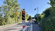 Die Gehweglücke zwischen der Bushaltestelle und der Wüstenahorner Straße wird geschlossen. Wegen der Bauarbeiten kommt es zu Verkehrsbehinderungen.