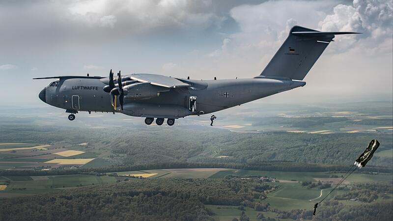 Ein solches Transportflugzeug vom Typ Airbus A400M zog jetzt im Tiefflug seine Bahn &uuml;ber Kitzingen.