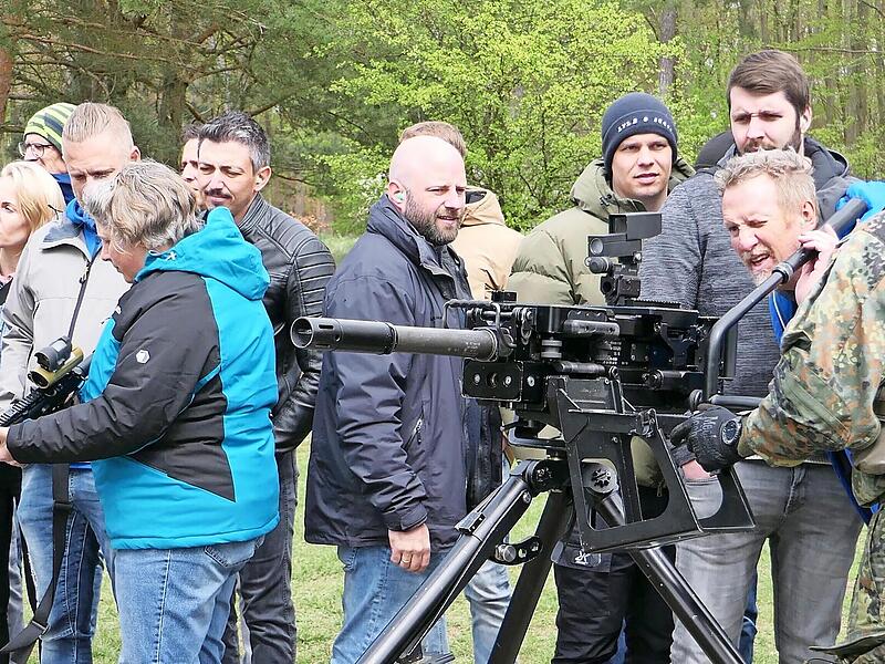 Besuch auf der Schie&szlig;bahn.