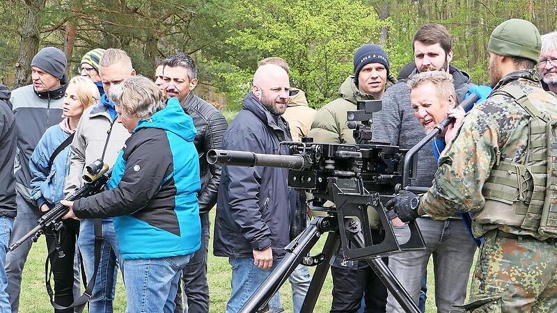 Besuch auf der Schie&szlig;bahn.
