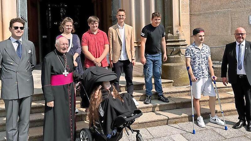 Nach der Messe ließen sich auf dem Kirchenvorplatz strahlende Jugendliche zusammen mit dem Bischof fotografieren.