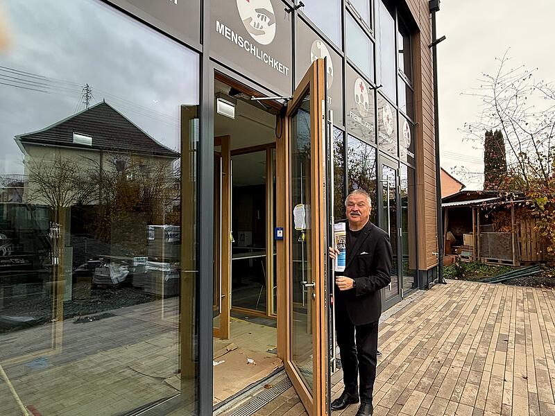 BRK-Kreisvorsitzender Klaus-Peter Söllner lädt zum Tag der offenen Tür an.