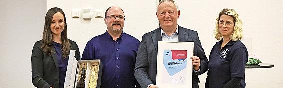 Der Landrat wird f&uuml;r seinen Einsatz in der Jugendarbeit geehrt: (von links) Katharina Kowalski, Klaus Kippes, Thomas Bold und Julia Manninger.