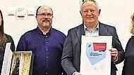 Der Landrat wird f&uuml;r seinen Einsatz in der Jugendarbeit geehrt: (von links) Katharina Kowalski, Klaus Kippes, Thomas Bold und Julia Manninger.