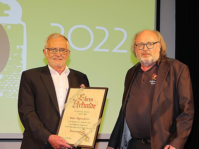 Klaus Bayersdorfer (links) wurde vom Vorsitzenden des Kulturrings, Walter Ullrich, zum Ehrenmitglied ernannt.