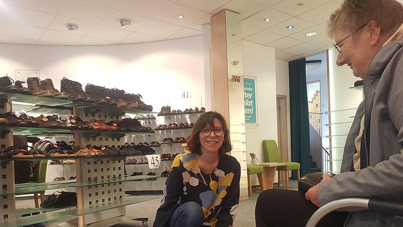 Silvia Gottschalk berät eine Kundin. 23 Jahre hat sie das Schuhhaus geführt, jetzt ist Ausverkauf. Silvia Gottschalk berät eine Kundin. 23 Jahre hat sie das Schuhhaus geführt, jetzt ist Ausverkauf.