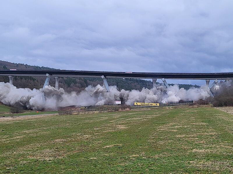 Die Sprengung der Thalaubachtalbr&uuml;cke bei Eichenzell