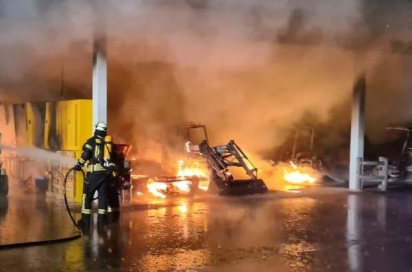 Eine Lagerhalle des Golfclubs Hauptsmoorwald in Bamberg brannte in der Nacht von Donnerstag auf Freitag aus.