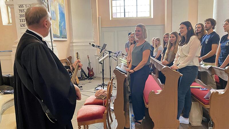 Musik ist Eva-Maria Larisch-Schug (erste Bankreihe, vorne) sehr wichtig. Sie unterstützte, auch im Abschiedsgottesdienst, immer mit der Flöte. So griff auch Dekan Günther Klöss-Schuster im Gottesdienst selbst zur Gitarre.