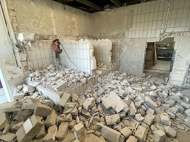 Das Tierheim Kronach braucht bei der Sanierung der Katzenquarantäne jede Hilfe, die es kriegen kann – sowohl finanziell als Spenden als auch handwerklich.