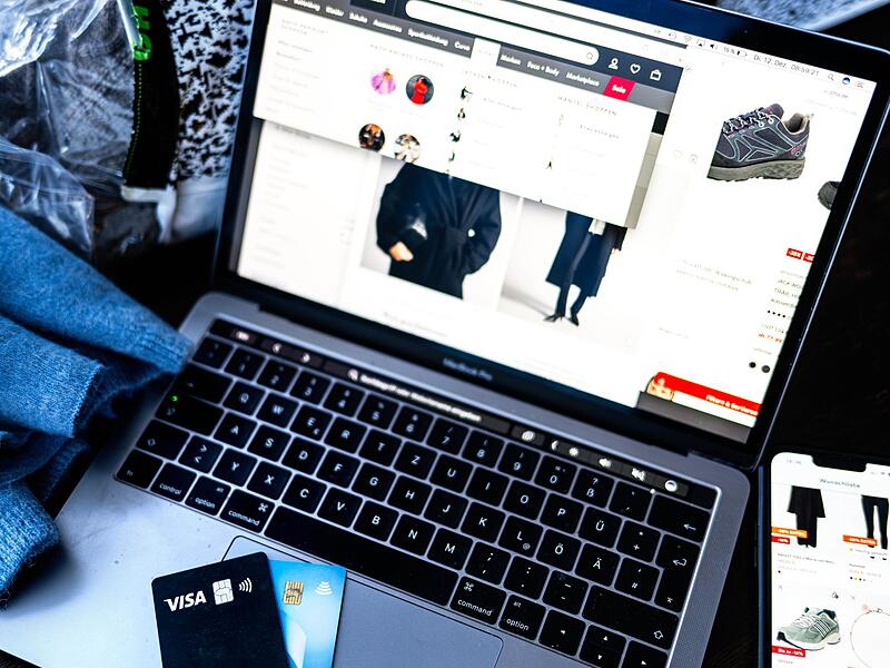 Verschiedene Online-Shops sind auf einem Laptop ge&ouml;ffnet