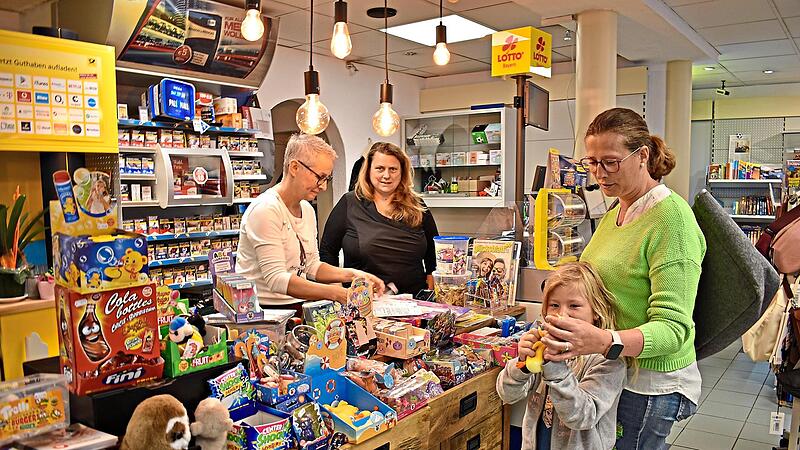 Mitarbeiterin Franziska Rabe (l.) und Dorit Ponater (M.) bedienen gerade eine Kundin, die eine Schulmaterialliste gebracht hat. Petra Malbrich