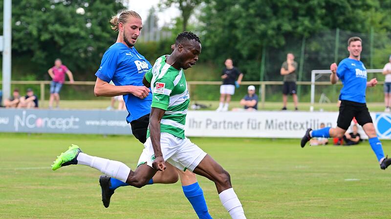 Im Test gegen den Zweitligisten SpVgg Greuther Fürth trafen die Herzogenauracher um William Rahe (links) unter anderem auf Dickson Abiama. Im Test gegen den Zweitligisten SpVgg Greuther Fürth trafen die Herzogenauracher um William Rahe (links) unter anderem auf Dickson Abiama.