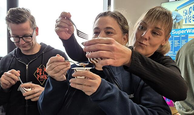 Pudding mit Gabel essen war in der Johannisthaler Aral-Tankstelle ein voller Erfolg.