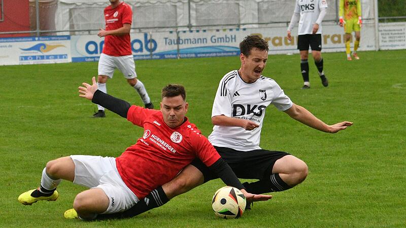 Ungl&uuml;cklich f&auml;llt der Rothmainer Beneditk H&uuml;gerich (links) im Hinspiel im Zweikampf mit dem Marktzeulner Julian Stark auf dessen Bein.