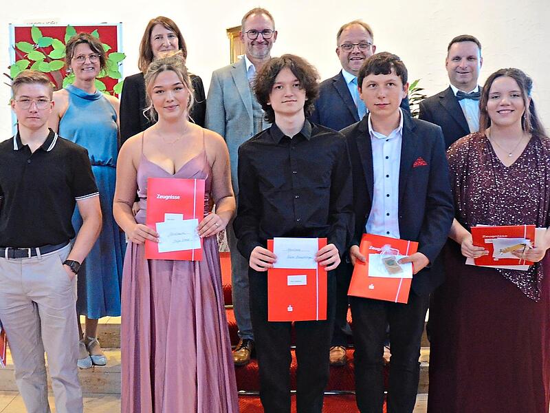 Das Bild zeigt die Klassenbesten an der Mittelschule Pressig mit (hinten von links) Margareta M&uuml;ller, Konrektorin Sandra Hofmann, Rektor Bernd Jungkunz, Thomas Janotta und Sebastian M&uuml;ller.Karl-Heinz Hofmann